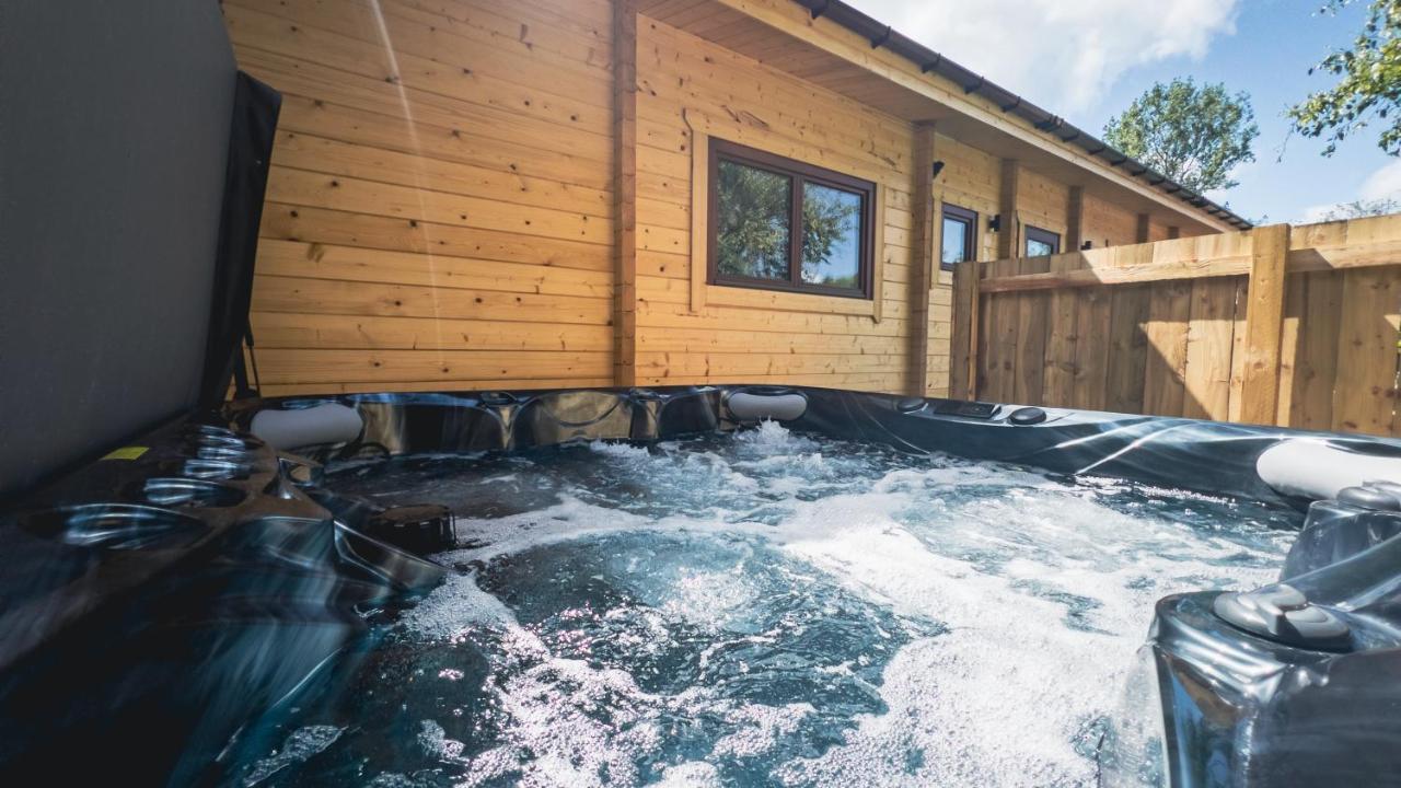 Sundance Lodge, Fantastic New Cabin With Hot Tub - Sleeps 6 - Largest In Felmoor Park Morpeth Ngoại thất bức ảnh