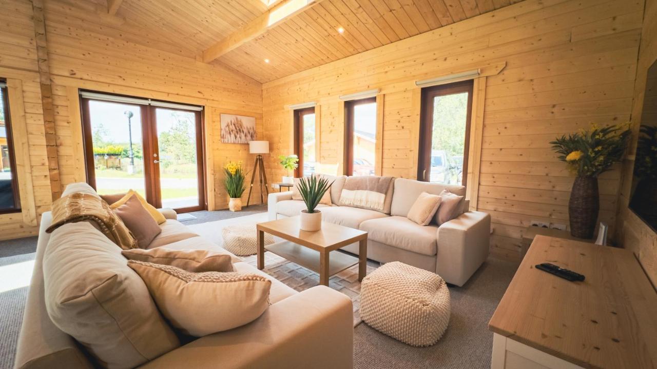 Sundance Lodge, Fantastic New Cabin With Hot Tub - Sleeps 6 - Largest In Felmoor Park Morpeth Ngoại thất bức ảnh